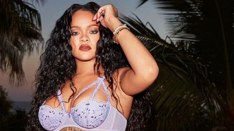 Rihanna posa en topless en Instagram