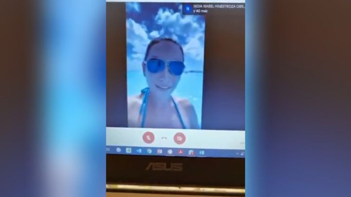 Alumna colombiana disfruta del mar en Cancún mientras toma clase online
