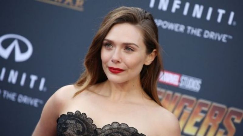 Elizabeth Olsen revela 'sin querer' que ya está casada con Robbie Arnett: VIDEO