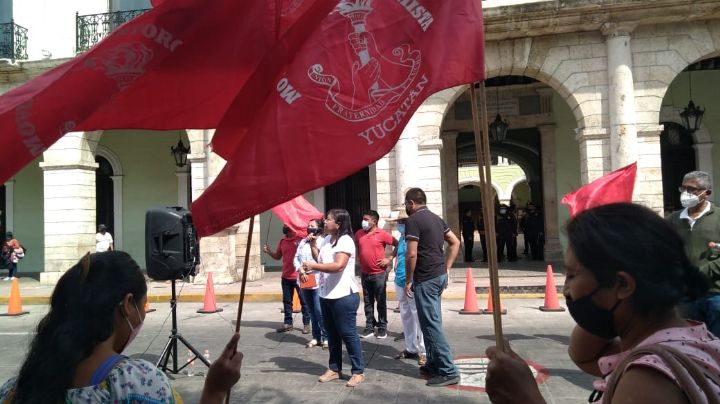 Antorchistas se manifiestan afuera del Palacio de Gobierno en Mérida