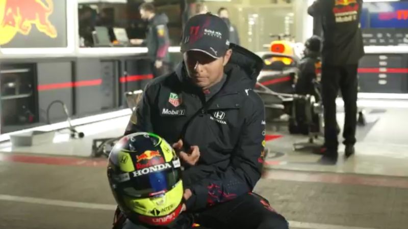 Checo Pérez presenta su primer casco con Red Bull Racing