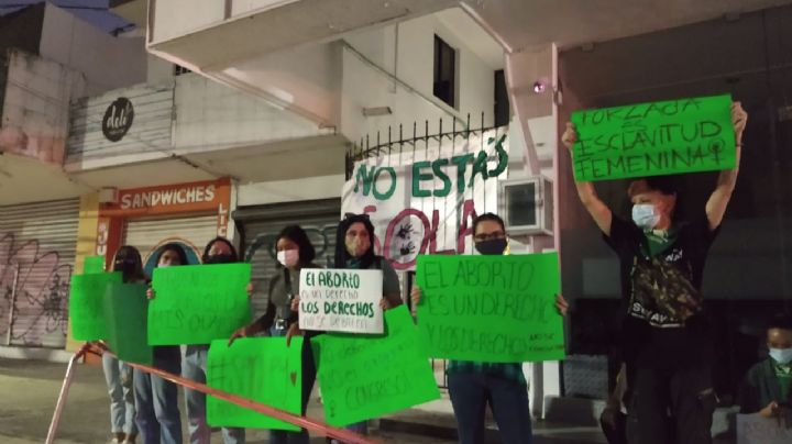 Feministas se manifiestan en oficinas del Congreso del Estado en Cancún