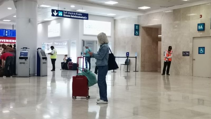 Turistas sudamericanos casi pierden vuelo en aeropuerto de Cancún por confusión