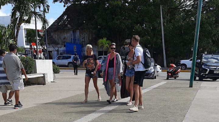Turistas ignoran medidas sanitarias contra el COVID-19 en Tulum