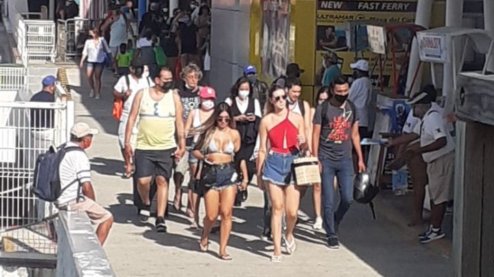 Turistas extranjeros arriban a la Terminal Marítima de Cozumel