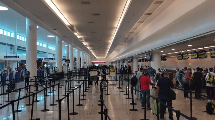Pasillos del Aeropuerto Internacional de Cancún lucen vacíos