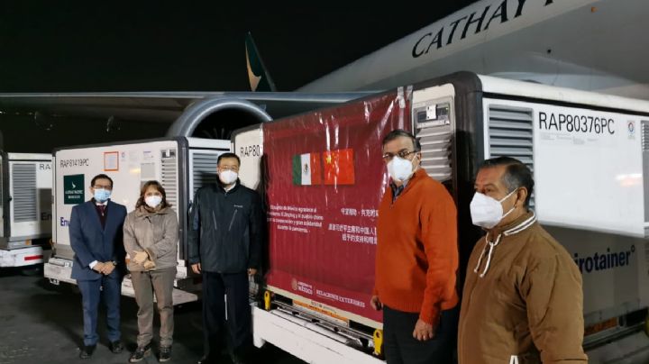 Arriban a México vacunas de Sinovac al Aeropuerto Internacional de la CDMX