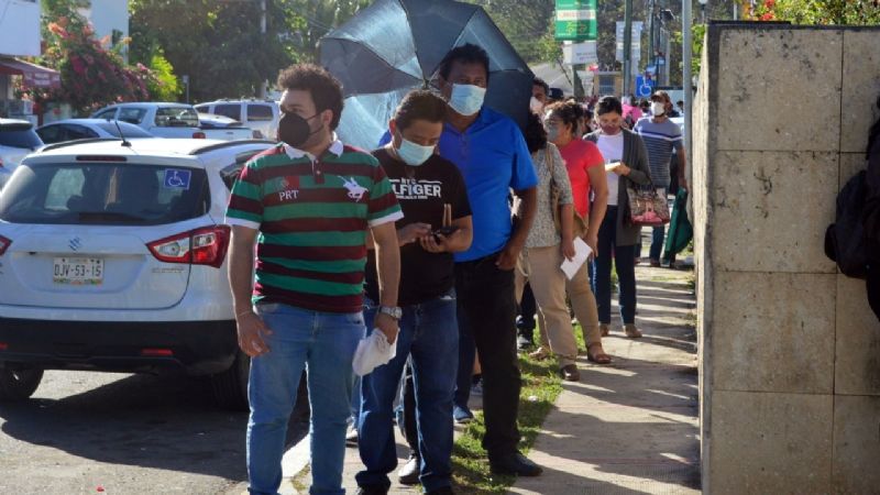 Maestros hacen fila para recibir vacuna anticovid en Campeche: VIDEO