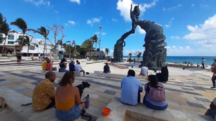 Voladores de Papantla deleitan a visitantes en Parque Fundadores de Playa del Carmen