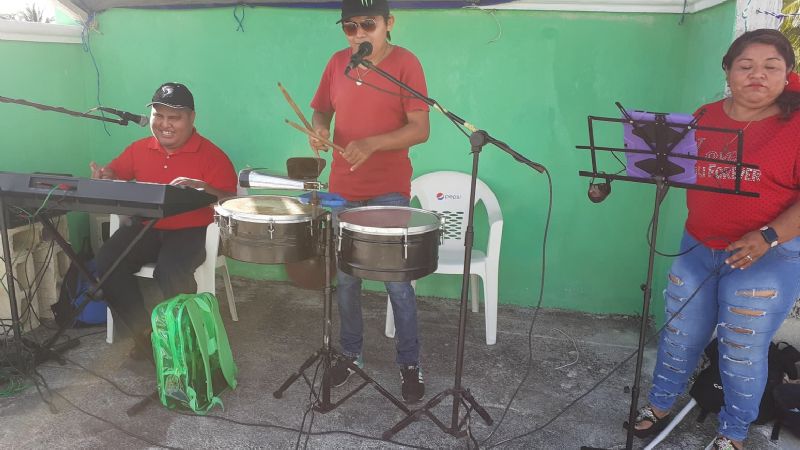 'Chuchito', el tecladista invidente que alegra a los cozumeleños con su música