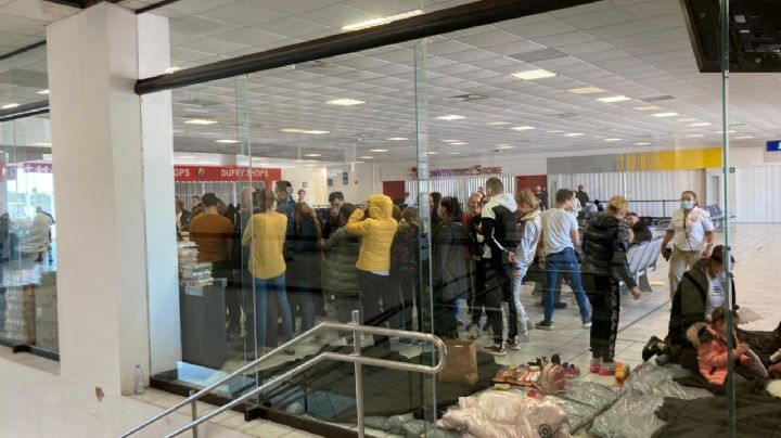 Turistas rumanos permanecen detenidos en el Aeropuerto de Cancún