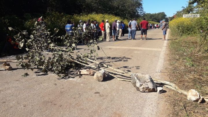 Ejidatarios de Tihosuco bloquean carretera para exigir indemnizaciones