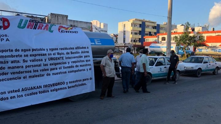 Choferes de pipa se manifiestan contra acciones de Aguakan en Cancún