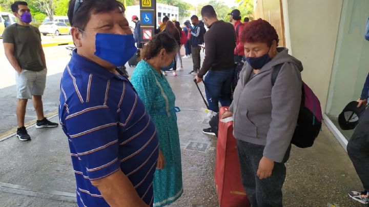 Familia se reencuentra tras 6 años sin verse en aeropuerto de Ciudad del Carmen
