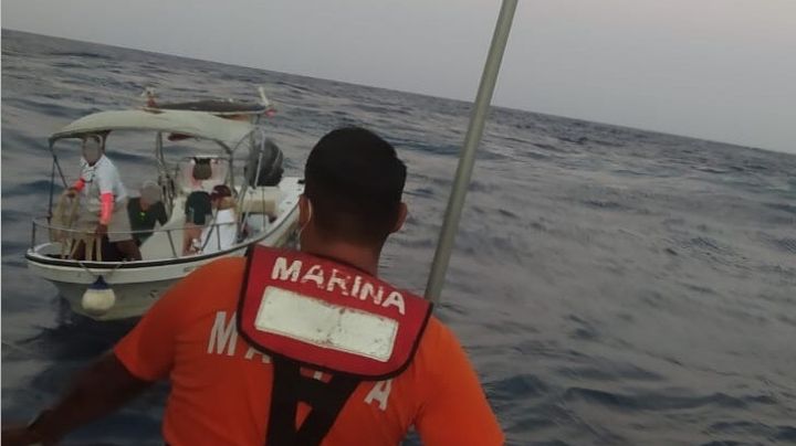 Rescatan a turistas estadounidenses de embarcación a la deriva en Cozumel