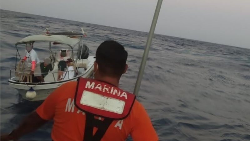 Rescatan a turistas estadounidenses de embarcación a la deriva en Cozumel