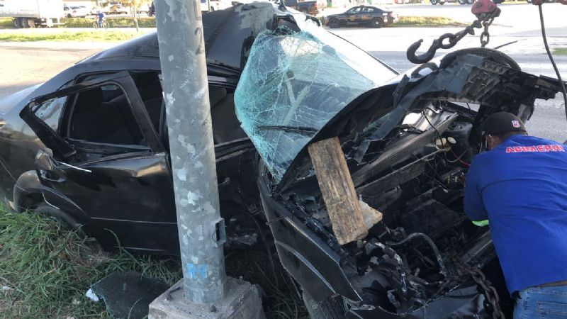 Mujer destroza su auto en Anillo Periférico en Mérida
