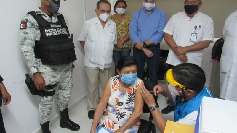 Abuelitos son vacunados contra el COVID-19 en Espita, Yucatán