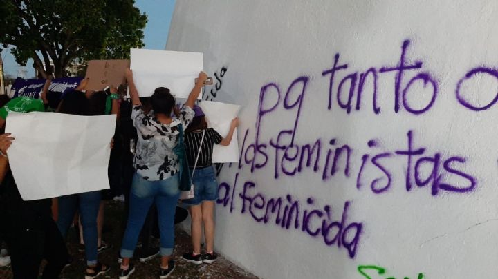 Red Feminista protesta y pinta la pared del recinto legislativo en Chetumal: VIDEO
