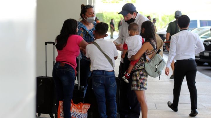 Turista protagoniza riña con taxista en Aeropuerto Internacional de Cancún