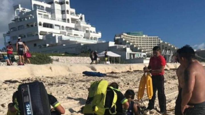 Salvavidas y bomberos salvan a dos niños de ahogarse en Playa Marlín de Cancún
