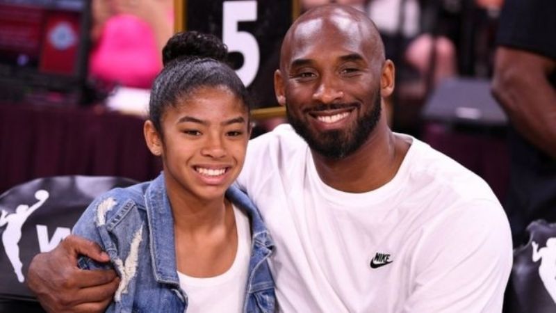 A dos años de su muerte, develan conmovedora estatua de Kobe Bryant y su hija