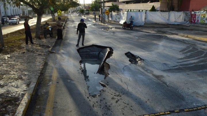 Fuga de agua provoca 'socavón' en Campeche