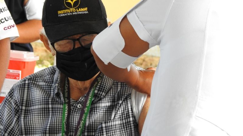 Abuelitos de Calderitas se vacunan contra COVID-19 pese a clima fresco