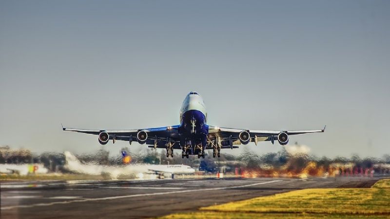 Aerolíneas Argentinas y Latam comienzan a cancelar vuelos y niegan viajes de repatriación