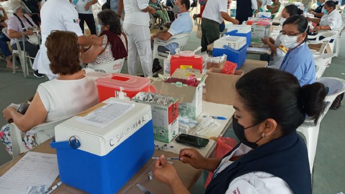 Vacunan contra COVID-19 a 4 mil 875 adulos mayores en la colonia del Bosque en Chetumal