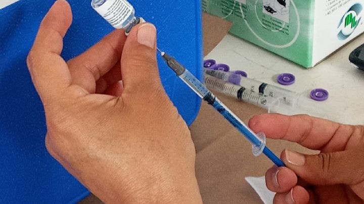 Agotan vacunas contra el COVID-19 durante el primer día de su venta en farmacias