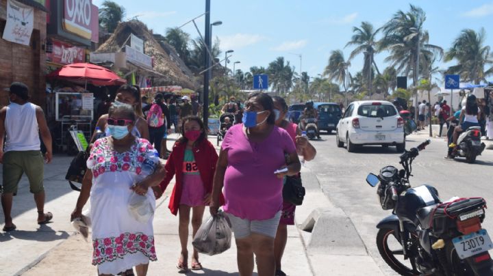 Llegan más de 10 mil bañistas a Progreso y se olvidan del COVID-19