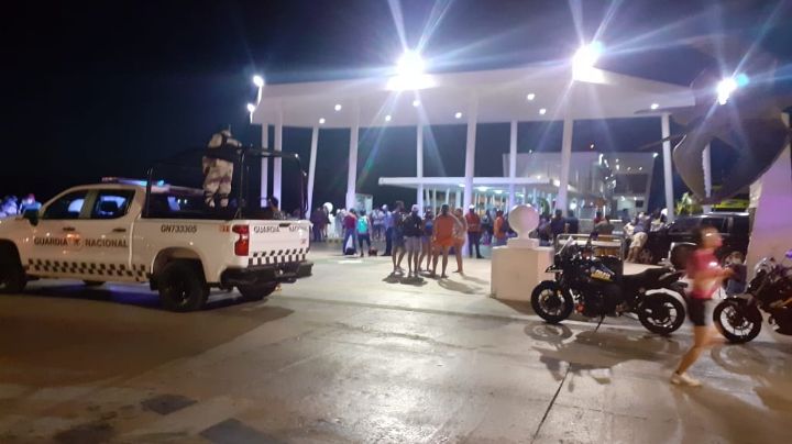 Turistas bloquean el malecón de Cozumel por cancelación de cruces marítimos