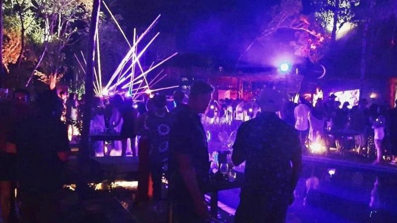 Grupo de Facebook promueve fiestas clandestinas en la Riviera Maya