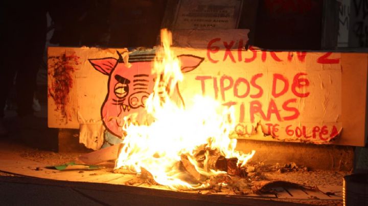Feministas queman carteles bajo el monumento a Benito Juárez en Cancún: VIDEO