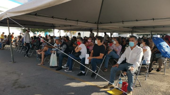 Vacunación en Cancún: Cerca de 800 adultos mayores esperan en el Hospital General
