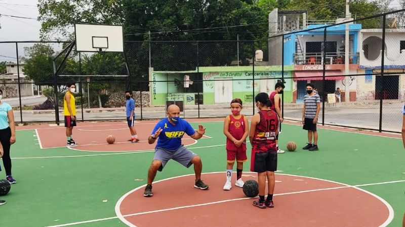 Edwin 'El Pajarito' Sánchez lleva a cabo clase de baloncesto en Tizimín