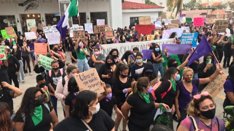 #8M2021: Colectivos feministas marchan en la Zona Hotelera de Cancún (EN VIVO)