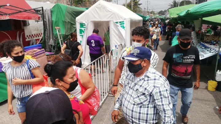Cancunenses causan aglomeración en el tianguis de la Región 100: VIDEO