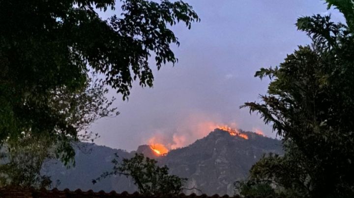 Incendio sin control consume los cerros de Tepoztlán, Morelos