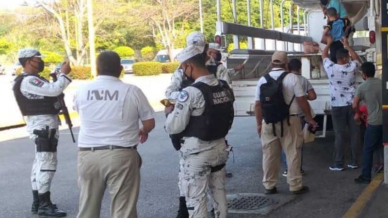 Rescatan a migrantes hondureños en el aeropuerto de Ciudad del Carmen
