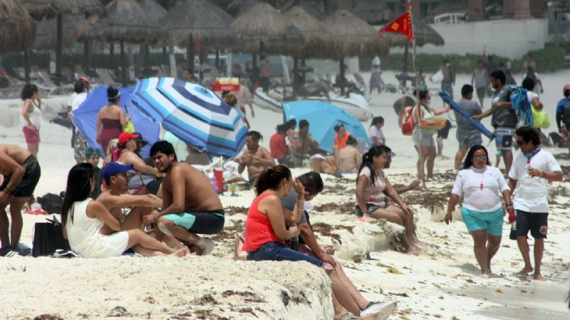 Playas de Cancún lucen saturadas en último día de vacaciones: VIDEO