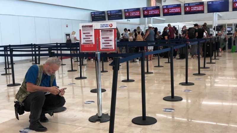 Turista turco 'enamorado' de Cancún se fotografía con empleados del aeropuerto