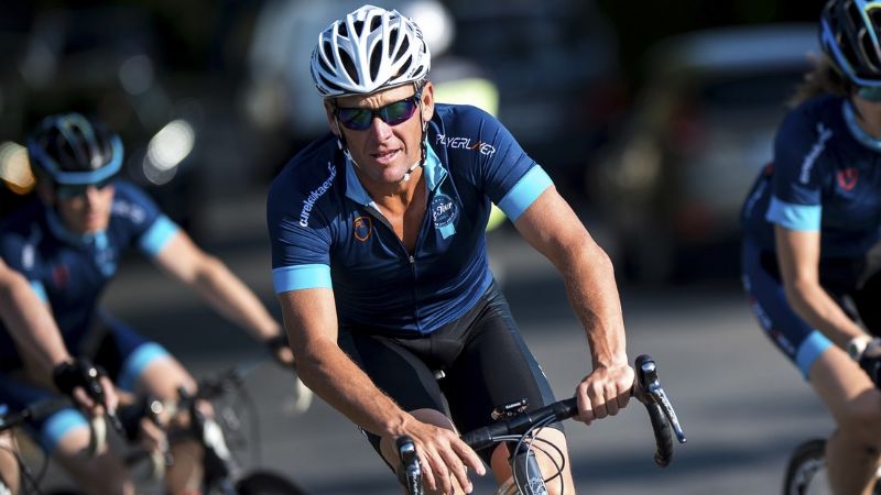 Acusan a Lance Armstrong de usar un motor en su bicicleta: VIDEO