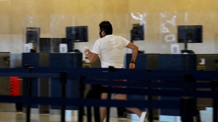Turista norteamericana corre por todo el aeropuerto de Cancún tras olvidar prueba COVID-19
