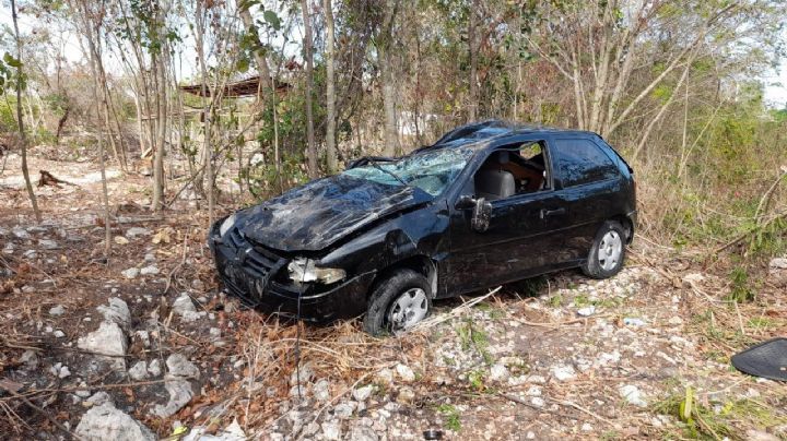 Vuelca automóvil en Región 247 de Cancún, conductor se da a la fuga