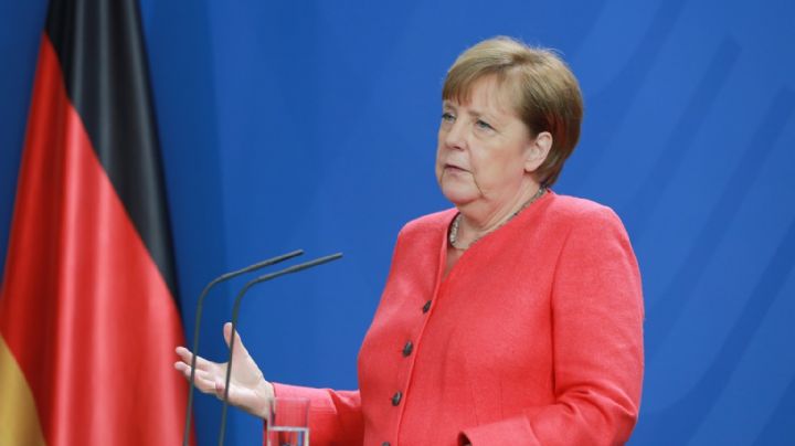 Angela Merkel recibe primera dosis de vacuna COVID-19 de AstraZeneca