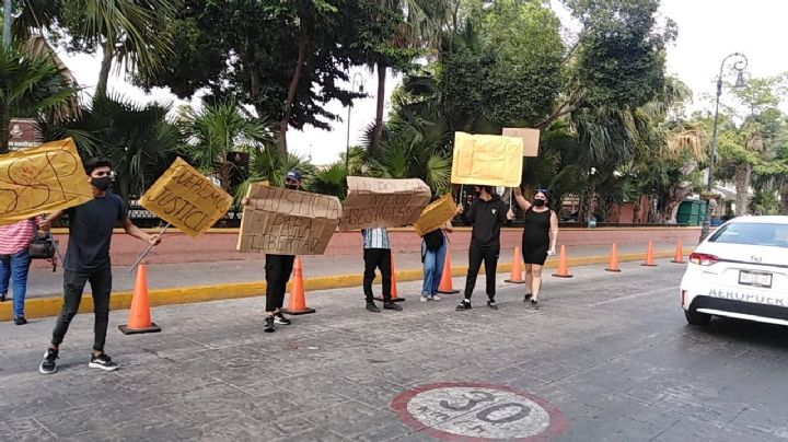 Víctima de intento de feminicidio por policía realiza protesta en Palacio de Gobierno en Mérida