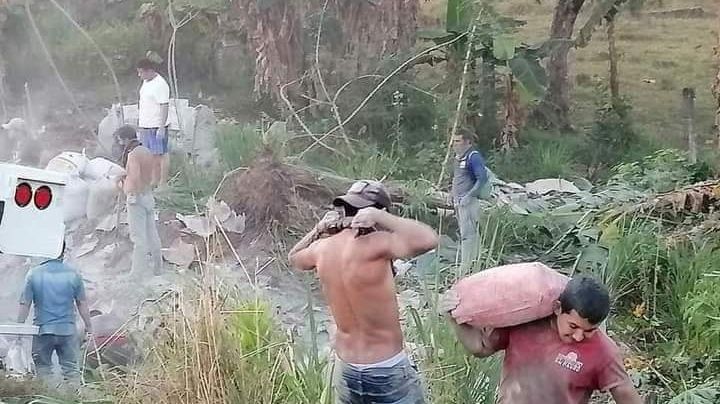 Rapiñan carga de cemento, tras volcadura de tráiler en Escárcega