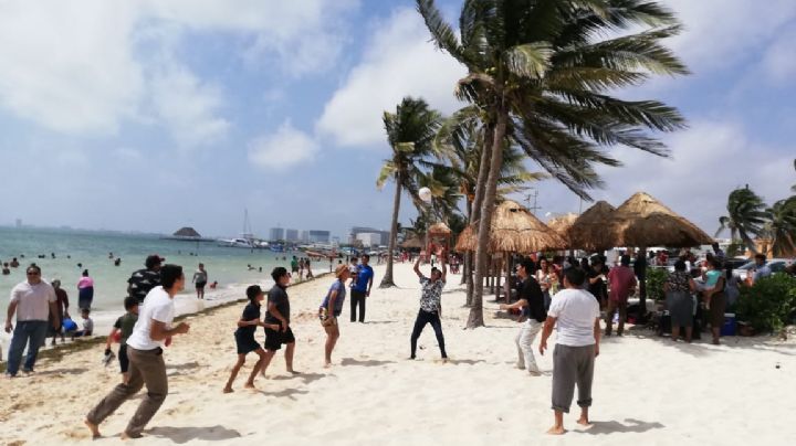 A pesar del sargazo, familias y visitantes disfrutan de las playas de Cancún